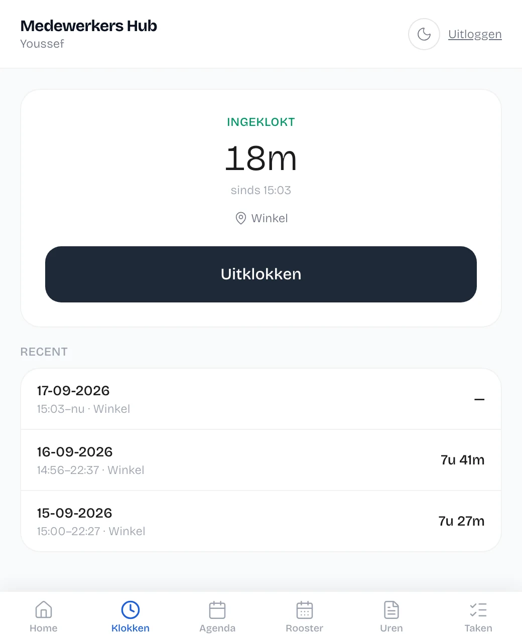 Inklokscherm op de telefoon met de lopende tijd, de herkende vestiging en een grote uitklokknop